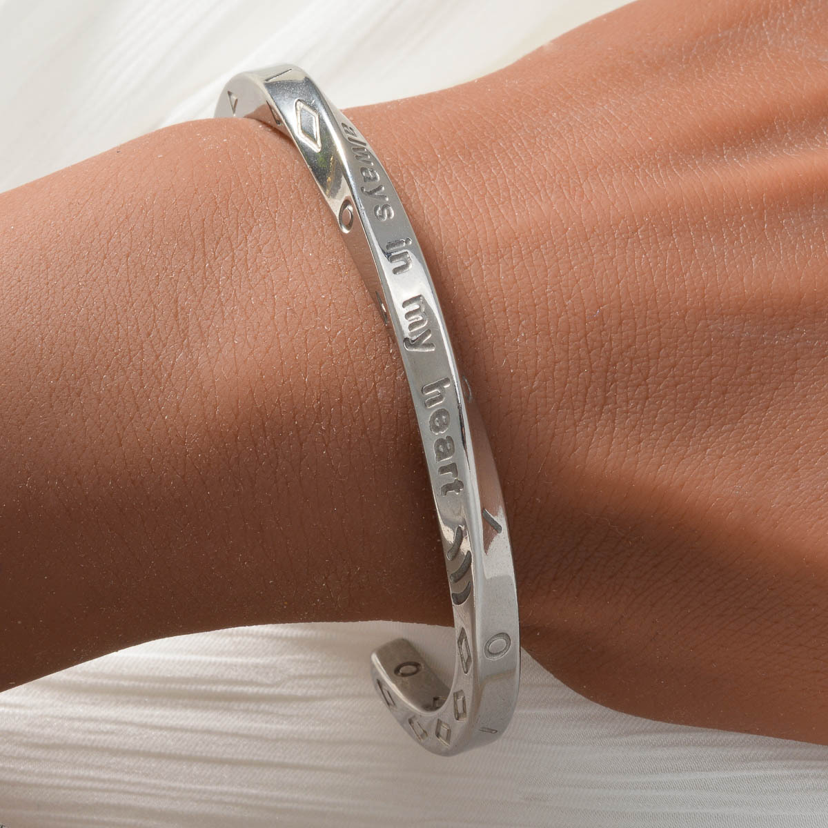 Unisex Geometric Mobius Design Bracelet, Fashionable & Unique